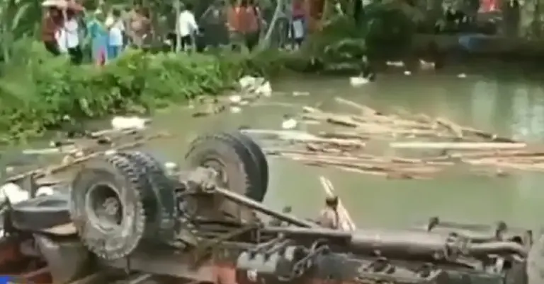 বরিশালে ট্রাক খাদে পড়া ট্রাক